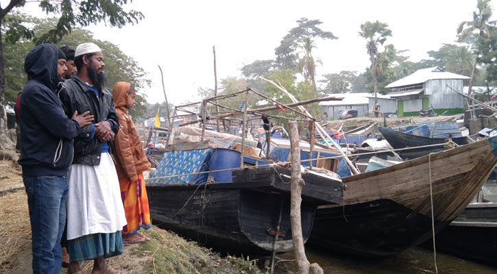 নৌকার ঘাটে দাঁড়িয়ে বাবার আকুতি-‘মোর বাবারে খাইছো’