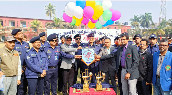 পু‌লিশ খেলাধুলাসহ সামা‌জিক কর্মকাণ্ডে এ‌গিয়ে যাচ্ছে