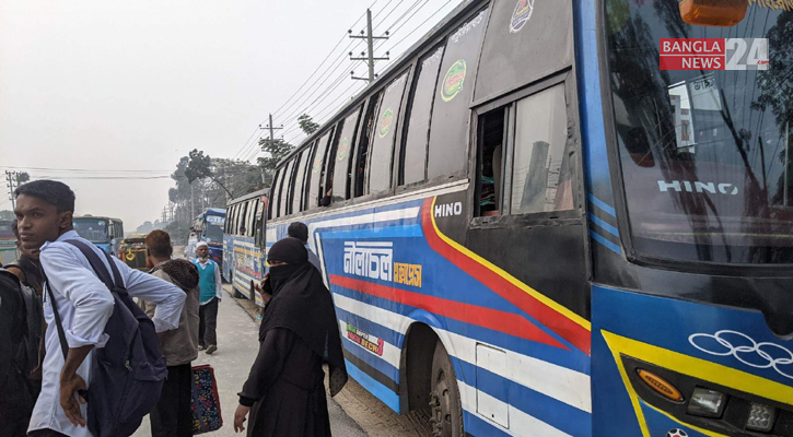 দুর্ব্যবহার করায় সাভারে ১৫ বাস আটকে দিল শিক্ষার্থীরা