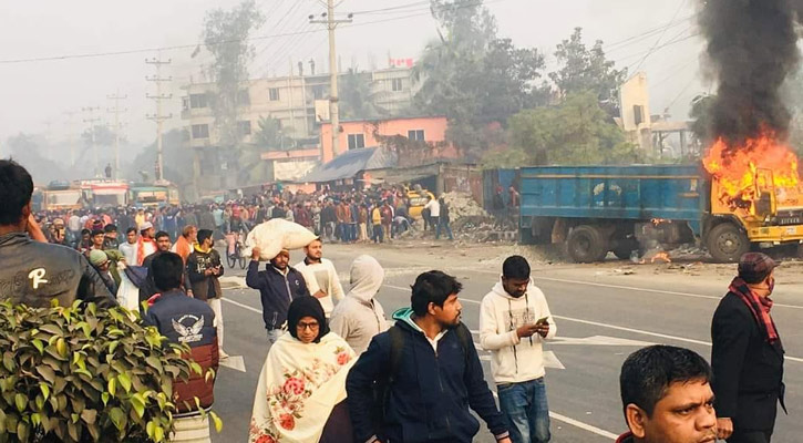 ট্রাকচাপায় নিরাপত্তাকর্মী নিহত, অগ্নিসংযোগ ও মহাসড়ক অবরোধ