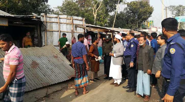 আমতলীতে ফুটপাতে ২০ স্থাপনা উচ্ছেদ 