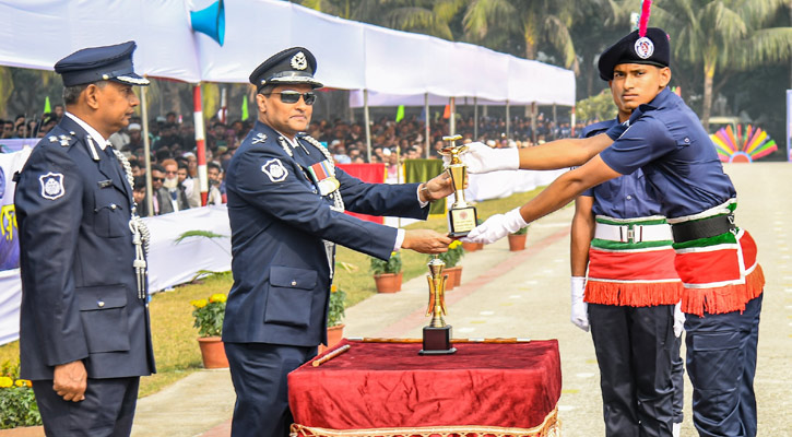 খুলনায় পুলিশের ৮৮৫ প্রশিক্ষণার্থীর সমাপনী কুচকাওয়াজ