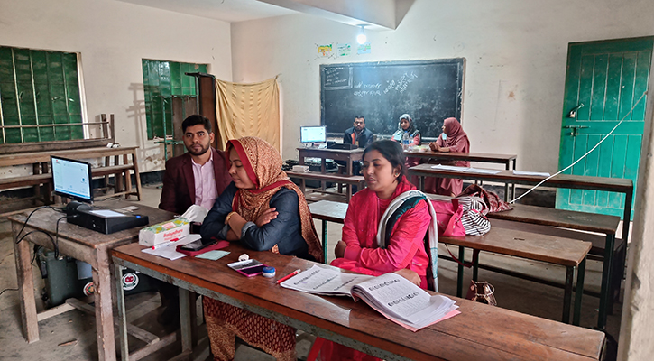 ভোটার নেই, অলস সময় পার করছেন কর্মকর্তারা