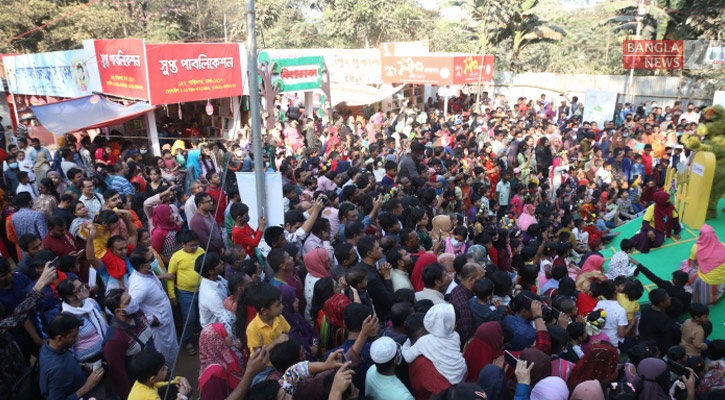 গল্প-আড্ডায় মুখরিত ছুটির দিনের বইমেলা