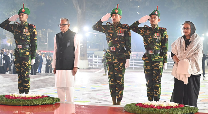 কেন্দ্রীয় শহীদ মিনারে রাষ্ট্রপতি-প্রধানমন্ত্রীর শ্রদ্ধা