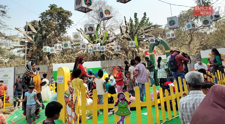 শেষ শিশুপ্রহরে আনন্দের সাথে বই বিকিকিনি