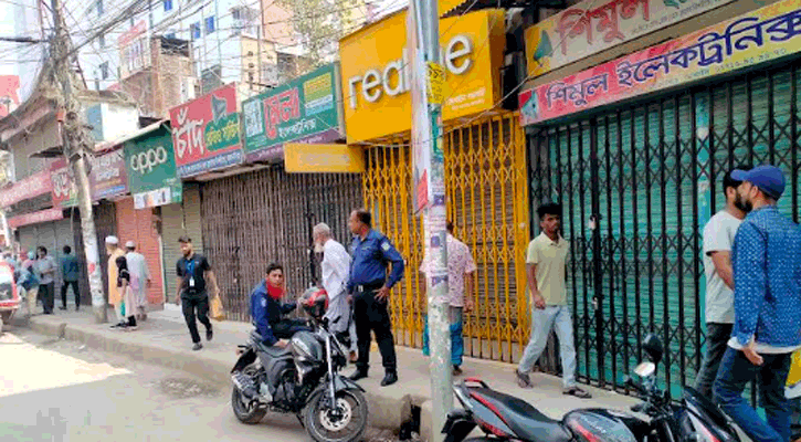 কর্মচারীকে ছাত্রলীগ নেতার মারধর, প্রতিবাদে দোকানপাট বন্ধ