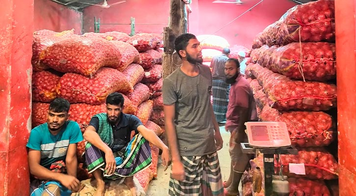 সংকট নেই, চাহিদা বাড়ায় ছোলা-পেঁয়াজের দাম বাড়ছে