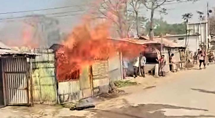 গাইবান্ধায় আগুনে পুড়ল ৪ দোকান