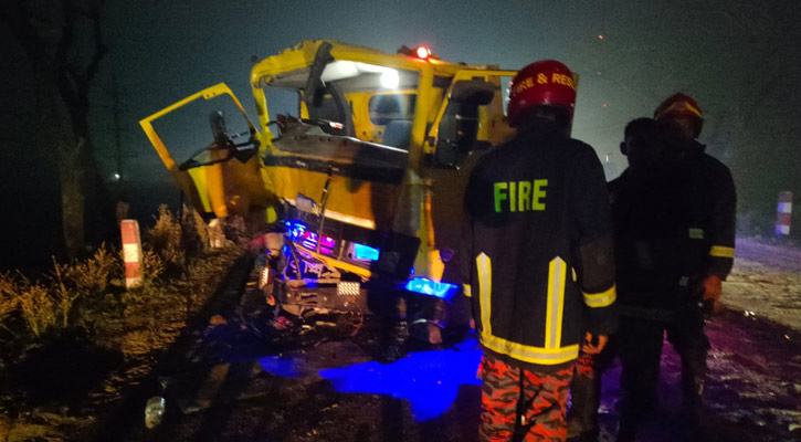 ধামরাইয়ে দুই ট্রাকের সংঘর্ষ, আটকে পড়া চালককে উদ্ধার