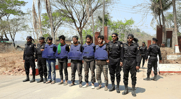 বান্দরবানে র‌্যাবের হাতে আটক হলো যারা