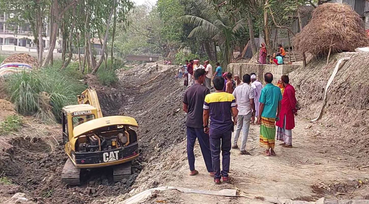 প্রতিশ্রুতি রাখেননি জনপ্রতিনিধিরা, রাস্তা নিজেরাই তৈরি করছেন গ্রামবাসী