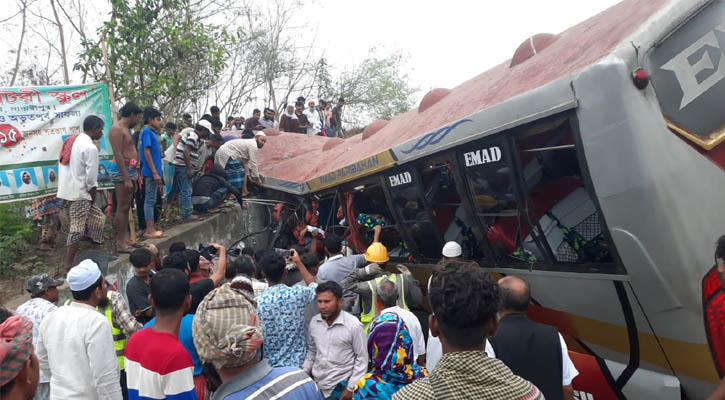 বাস খাদে পড়ে নিহত ১৬: বেশিরভাগ যাত্রী গোপালগঞ্জের