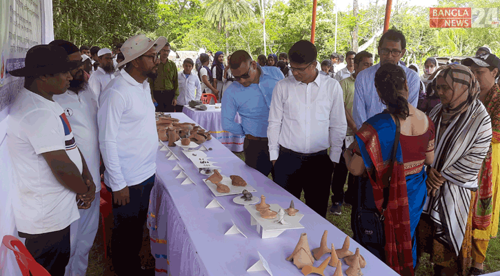 খানজাহান আলীর (রহ.) বসতভিটা খননে প্রাপ্ত প্রত্নবস্তুর প্রদর্শনী