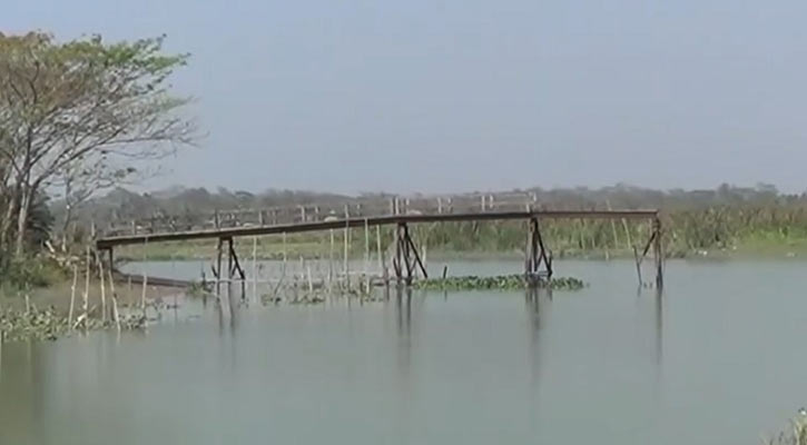 যাতায়াতের একমাত্র ব্রিজটি ৭ বছর ধরে চলাচলের অনুপযোগী 