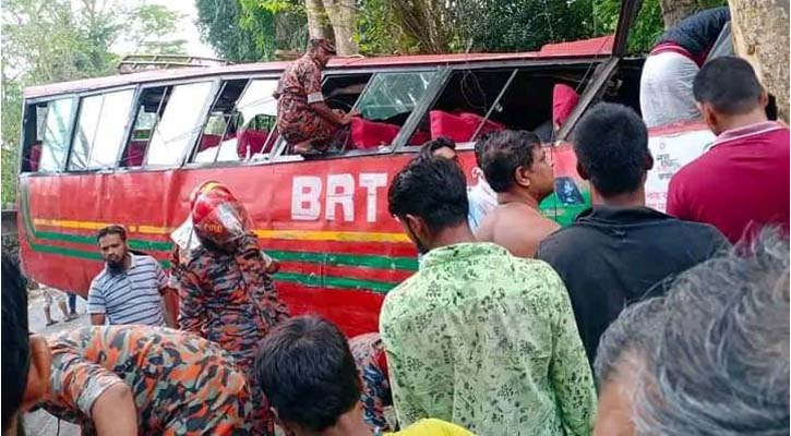 বৈদ্যুতিক খুঁটিতে বিআরটিসি বাসের ধাক্কা, প্রাণ গেল ২ জনের