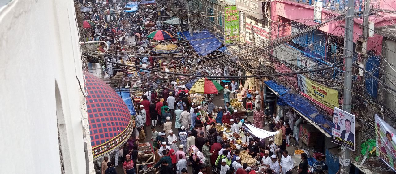 ইফতারের সুঘ্রাণে জমজমাট চকবাজার