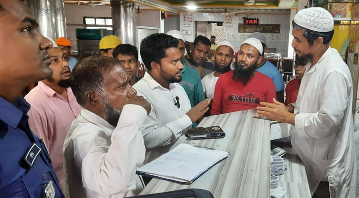 কাপড় ও টেক্সটাইলের রং দিয়ে তৈরি হচ্ছে ইফতার