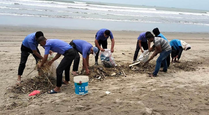 সমুদ্রের তীরে ভেসে আসছে টন টন বর্জ্য