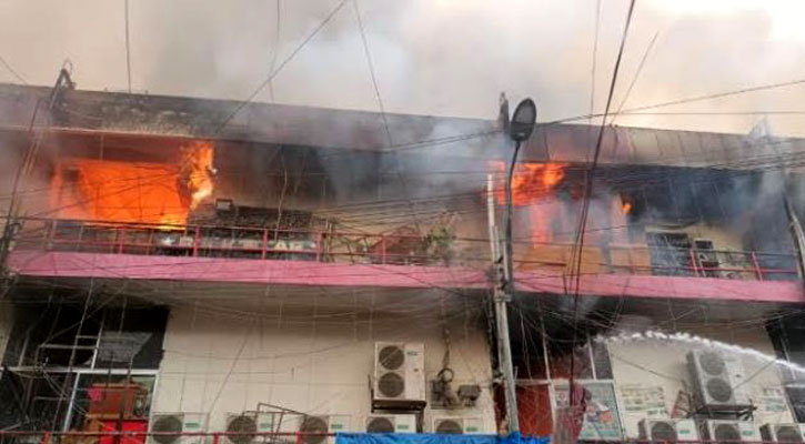 আগুন: পরিস্থিতি স্বাভাবিক না হওয়া পর্যন্ত চার মার্কেট বন্ধ