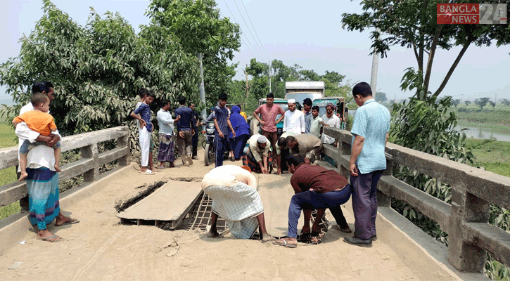 সাইডুলী নদীর পাশে ব্রিজ ভেঙে যাওয়ায় ঈদ যাত্রার চরম ভোগান্তি