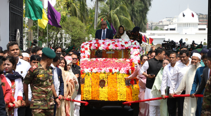 বাংলাদেশের ইতিহাসে প্রথম রাজসিক সংবর্ধনা পেলেন আবদুল হামিদ