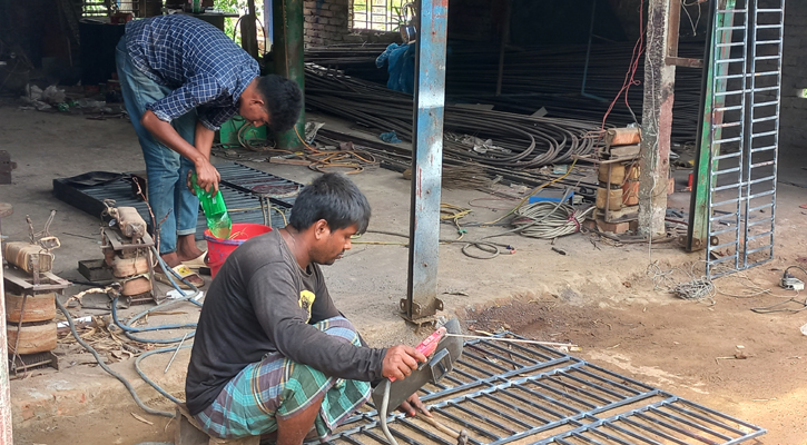 ‘কিয়ের দিবস, মালিকের দরকারে ১২ ঘণ্টাও কাম করি’