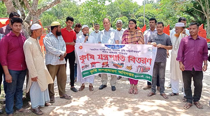 ফুলগাজীতে কৃষকের মধ্যে ভর্তুকি মূল্যে কৃষি যন্ত্রপাতি বিতরণ