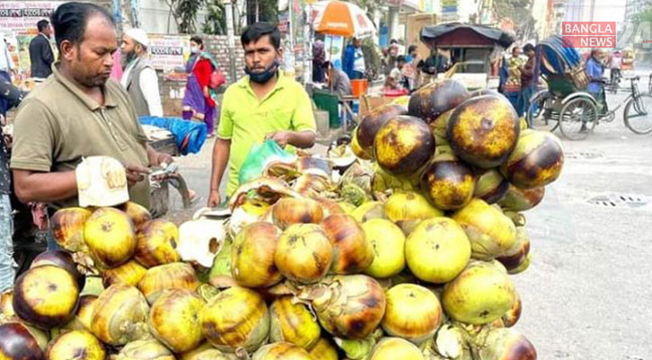 ভ্যাপসা গরমে প্রাণ জুড়াচ্ছে নির্ভেজাল তালের শাঁস