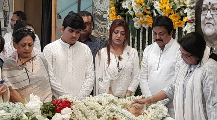 কল্যাণী কাজীর দাফন সম্পন্ন, ফুলেল শ্রদ্ধা ভক্তদের