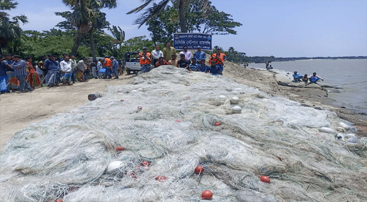 অবৈধ কারেন্ট জাল দিয়ে মাছ ধরায় ৬ জেলের অর্থদণ্ড