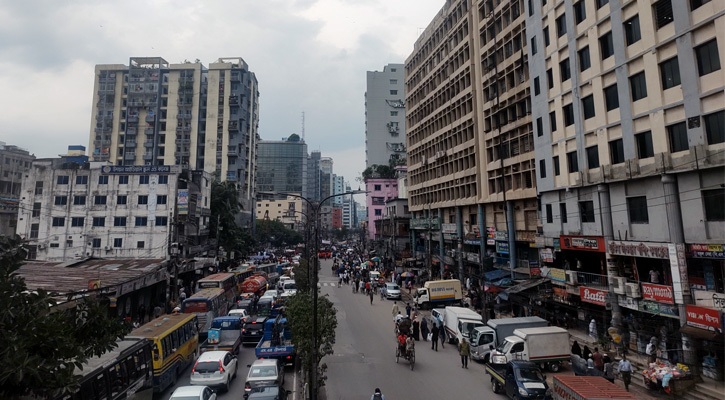 রাজধানীর প্রগতি সরণিতে নড়ছে না গাড়ি, দীর্ঘ যানজটে চরম দুর্ভোগ