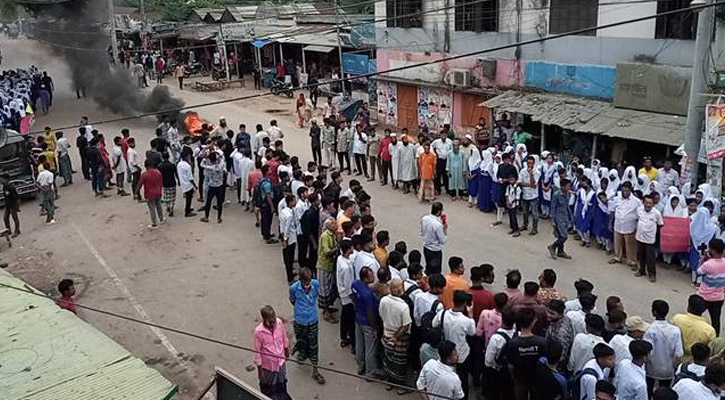 টাঙ্গাইলে সড়কে টায়ার জ্বালিয়ে বিক্ষোভ ও মানববন্ধন