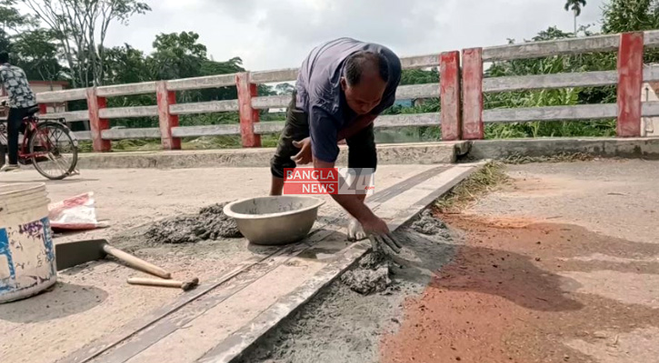 নিজের টাকায় সড়কের খানাখন্দ ঠিক করেন শাহাবুদ্দিন