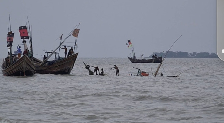 মেঘনায় ৩ ট্রলারডুবি: ২০ জেলে জীবিত উদ্ধার