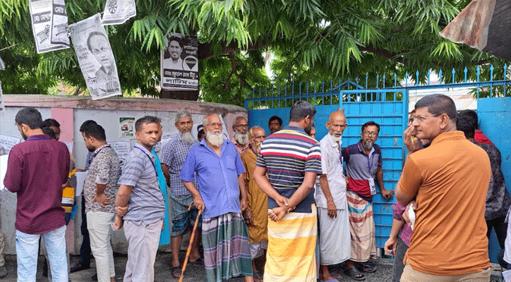 ভোটের আগেই কেন্দ্রে অপেক্ষা ভোটারদের