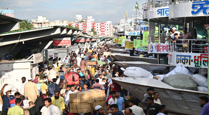 ভিড় কম সদরঘাটে, স্বস্তিতে বাড়ি ফিরছেন মানুষ