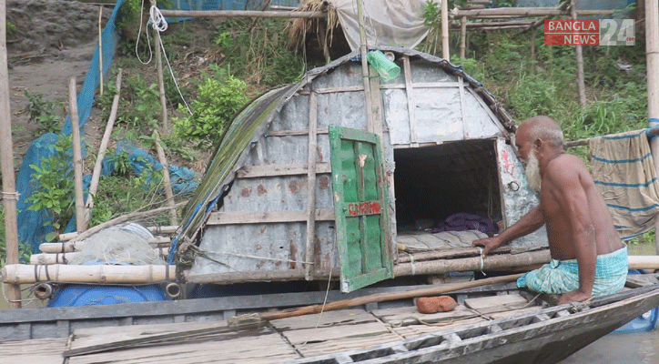 দুই পা হারিয়ে নদীর বুকে ২৬ বছর!