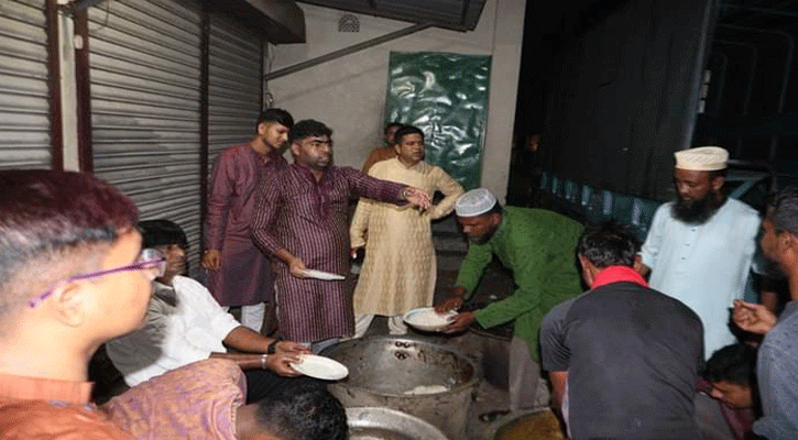 ঈদের রাতে খাবার নিয়ে ছিন্নমূল মানুষের পাশে ফরিদপুরের এসপি