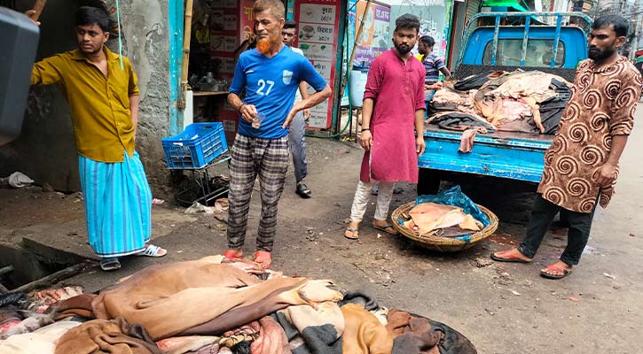 ঈদের তৃতীয় দিনও চামড়া কিনছেন লালবাগের পোস্তায়