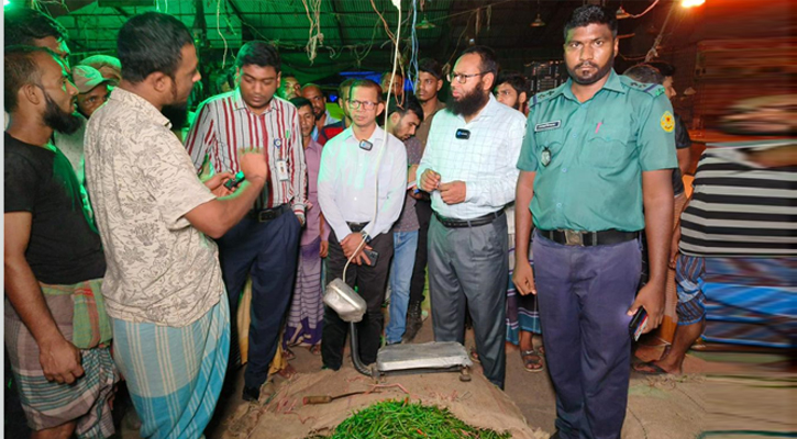 গভীর রাতে মরিচের আড়তে অভিযান, জরিমানা লাখ টাকা