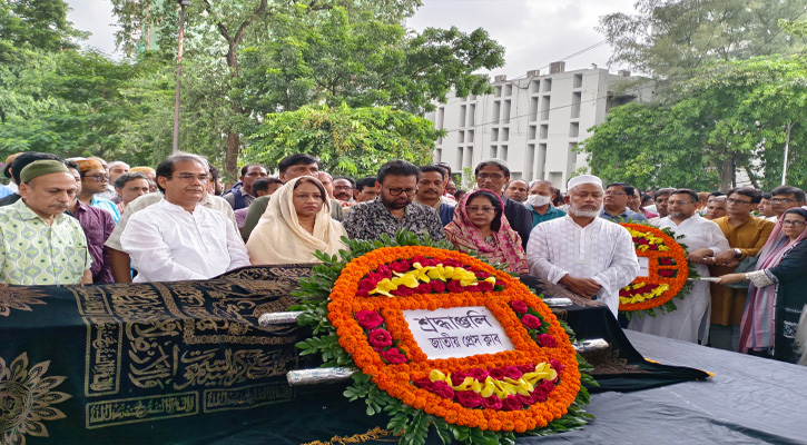 সহকর্মীদের শেষ শ্রদ্ধায় সিক্ত কার্টুনিস্ট এমএ কুদ্দুস