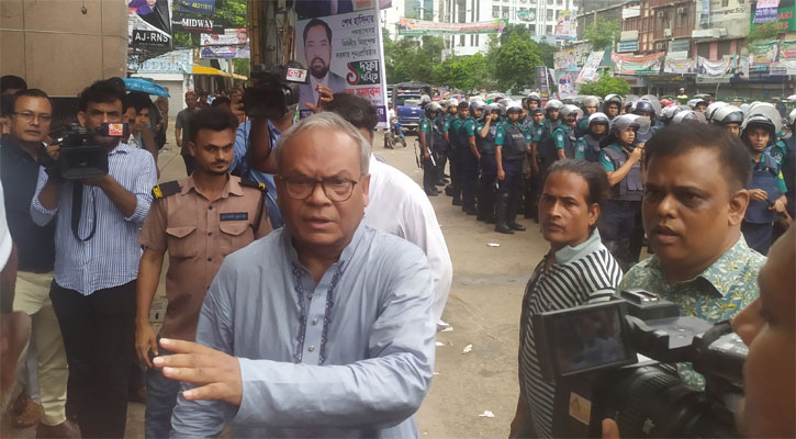 বিএনপি কার্যালয়ের সামনে থেকে নেতাকর্মীদের সরিয়ে দিল পুলিশ