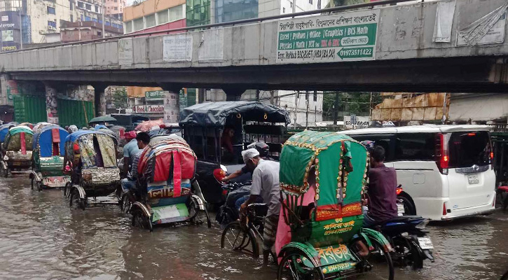 টানা বৃষ্টিতে তলিয়ে গেল ঢাকার সড়ক, ভোগান্তি