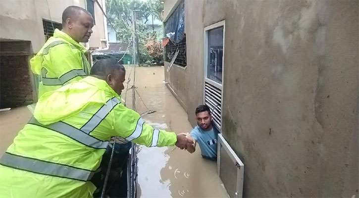 বান্দরবানে বন্যা দুর্গতদের রান্না করা খাবার পৌঁছে দিচ্ছে পুলিশ 