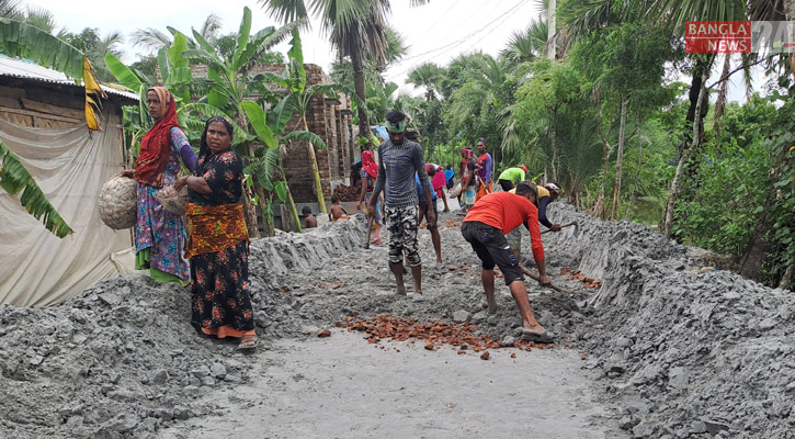 কয়রায় রাস্তা সংস্কারে অনিয়ম, ঠিকাদার ও এলাকাবাসী মুখোমুখি