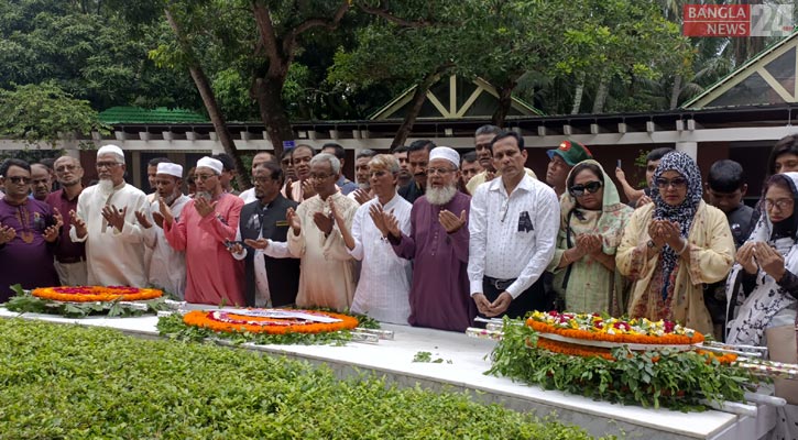 বঙ্গবন্ধুর সমাধিতে মুক্তিযুদ্ধ সংহতি পরিষদের শ্রদ্ধা