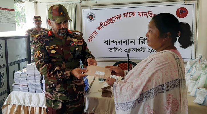 বান্দরবানে বন্যায় ক্ষতিগ্রস্তদের মাঝে সেনাবাহিনীর সহায়তা