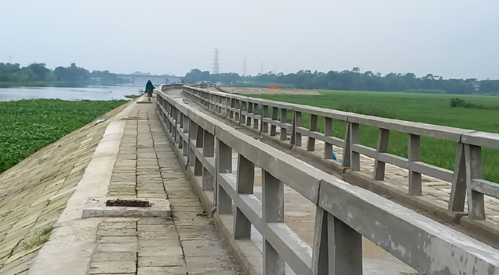 শাহরাস্তিতে ডাকাতিয়ার পাড়ে হচ্ছে নান্দনিক ওয়াকওয়ে