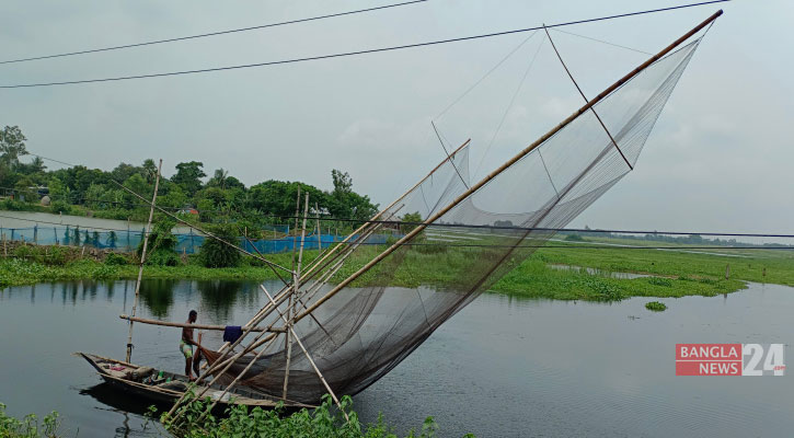 বর্ষা এলে মাছ শিকারে নানা পদ্ধতি